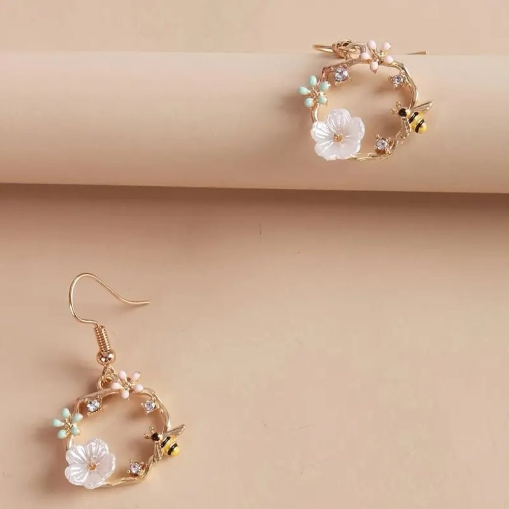 Honeybee Bee Floral Sparkly CZ Rhinestone Gold Circle Dangle Hook Earrings NEW - Picture 4 of 4